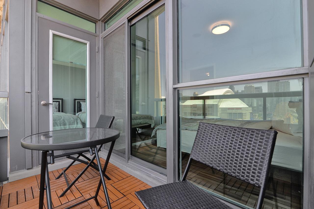 Napa Furnished Suites At Cn Tower & Maple Leaf Square Toronto Exteriör bild